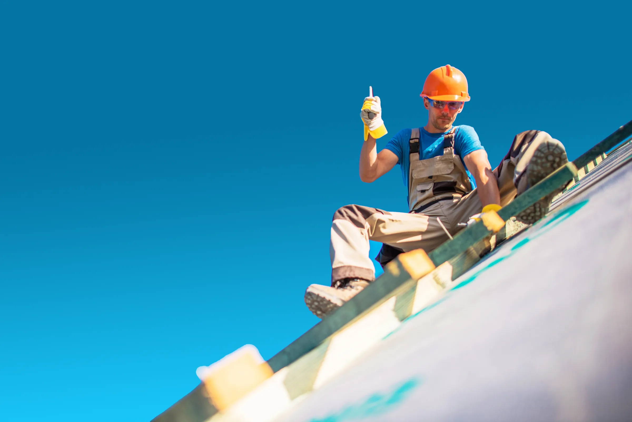 Handwerker bei der Dacharbeit