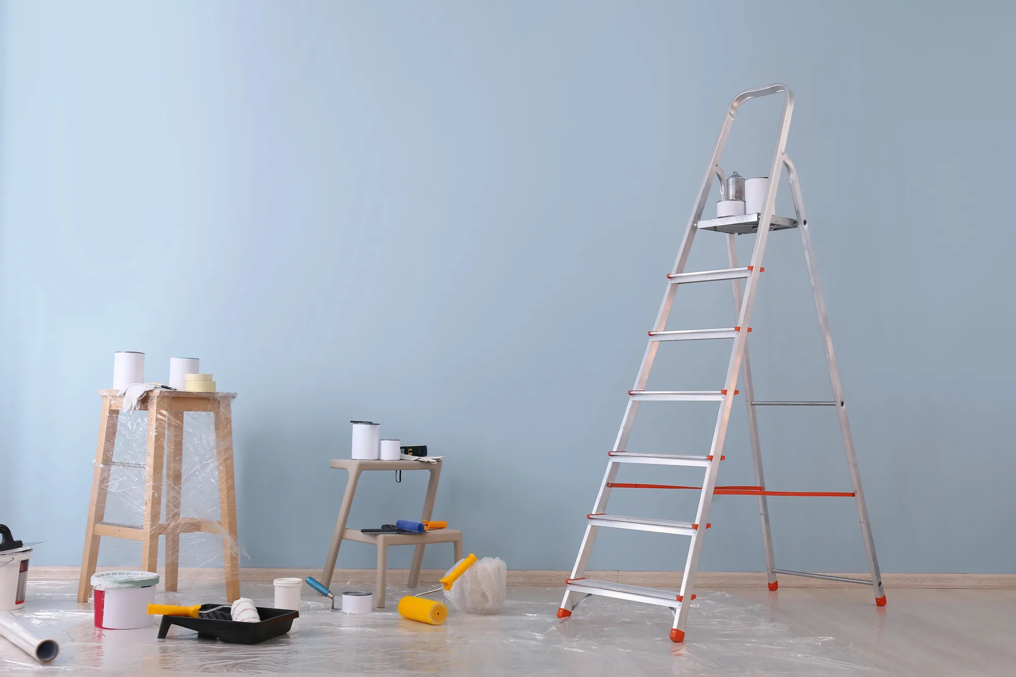 Handwerkzeug und Leiter in einem Raum, der gerade renoviert wird